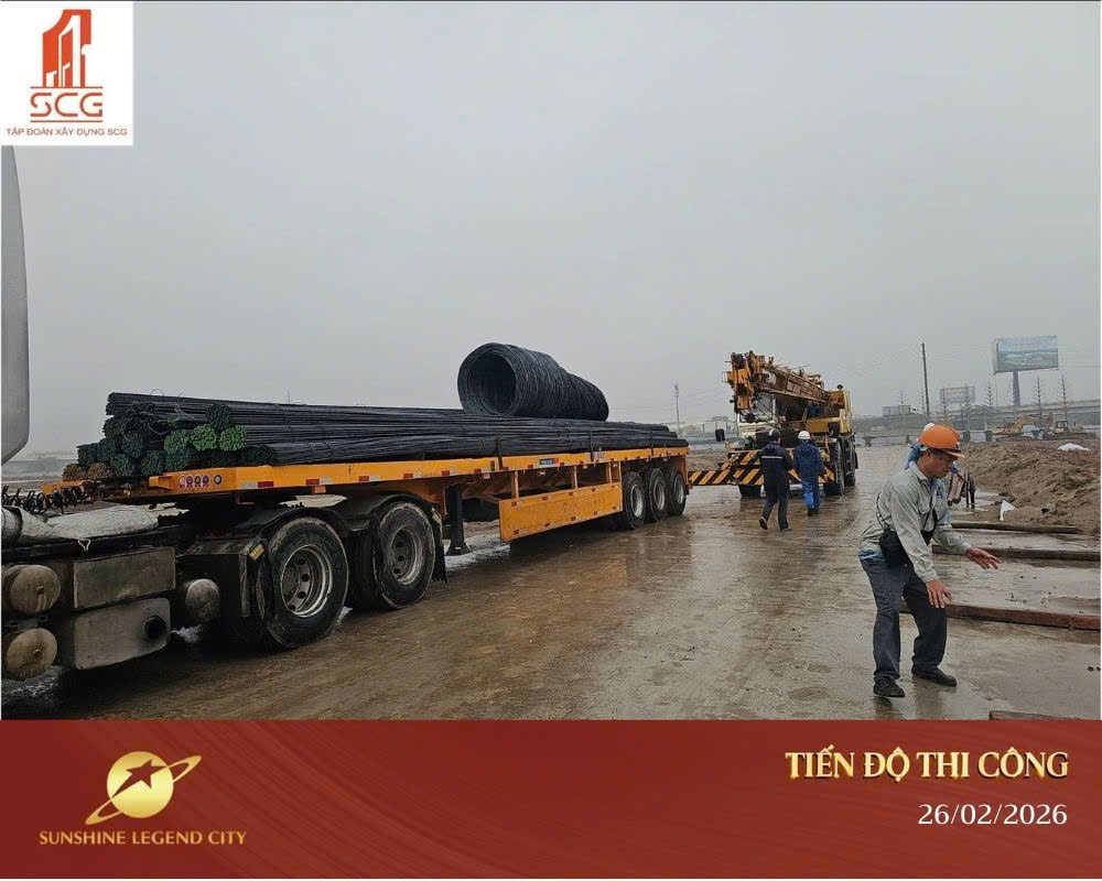SUNSHINE LEGEND CITY RỰC LỬA TIẾN ĐỘ ĐẦU XUÂN 2026 1 Đoàn xe vận tải chuyên chở vật liệu thép phục vụ thi công nền móng.